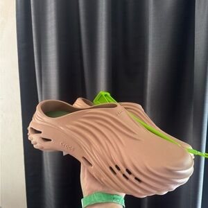 Crocs men’s Tan Clogs